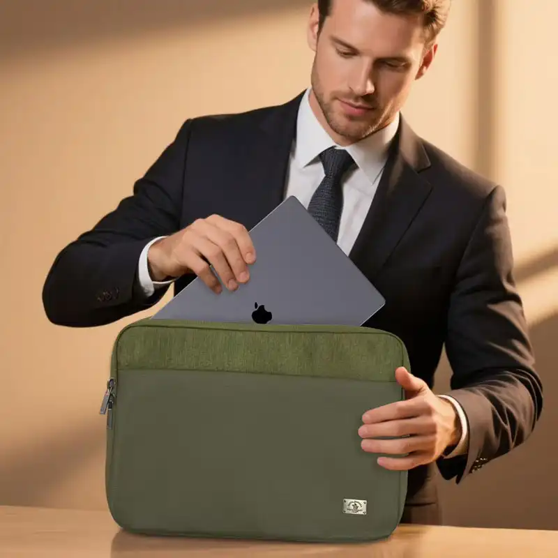 polo-nomad-loptop-bag-green-front کیف لپ تاپ سانتا باربارا پولو اورجینال مدل NOMAD مناسب 15/16 اینچ - Image 1